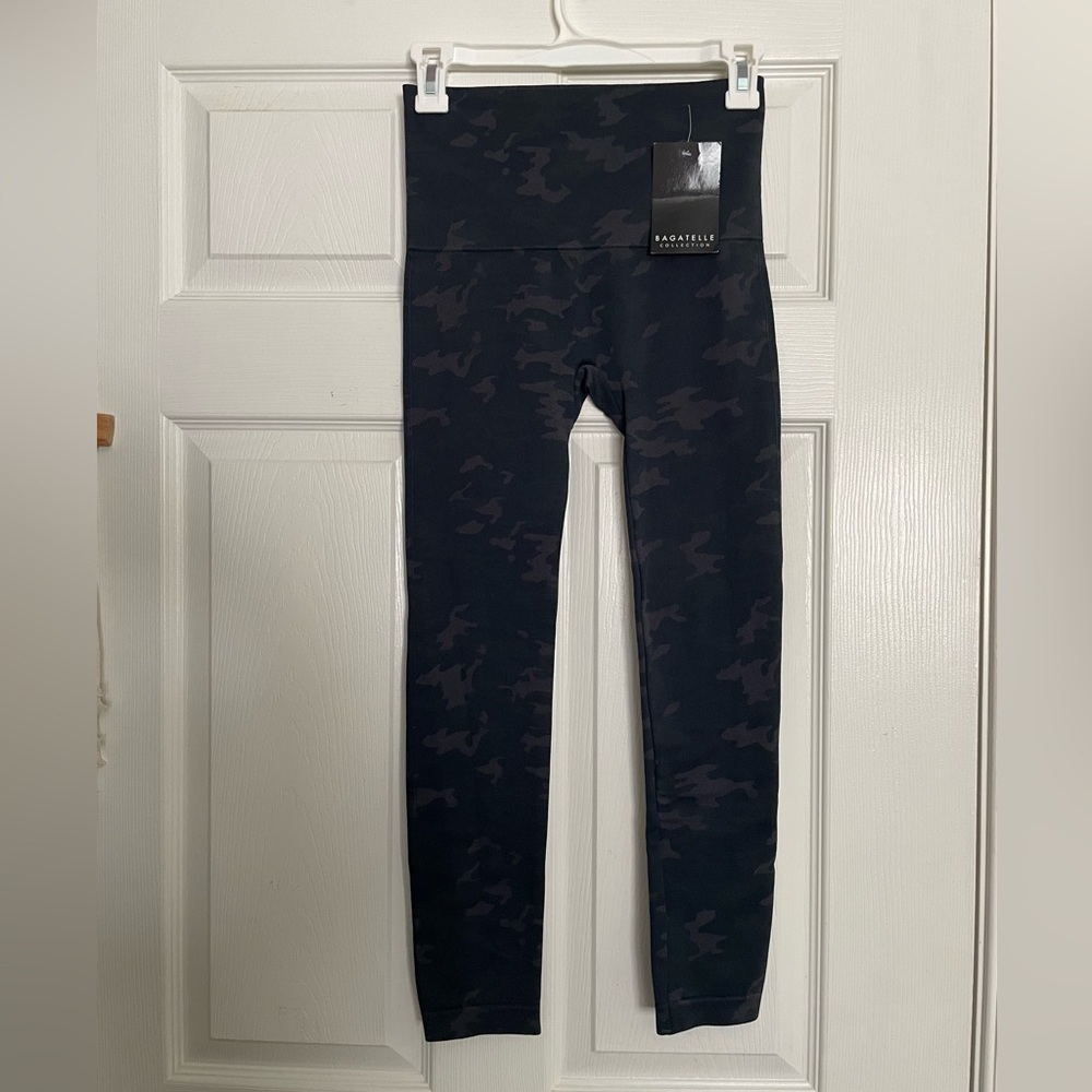 NWT Bagatelle Women’s Camo Leggings size small - Black Camo 3/4 length